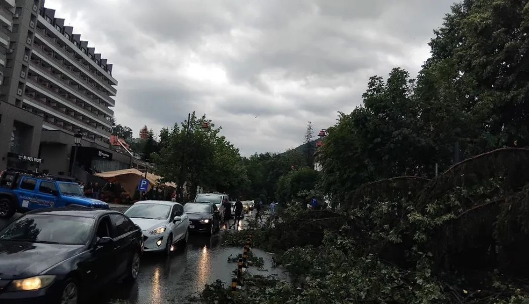 Furtuna a făcut prăpăd la Sinaia. Acoperișul gării a fost smuls de vânt - sinaia-1752058119.jpg