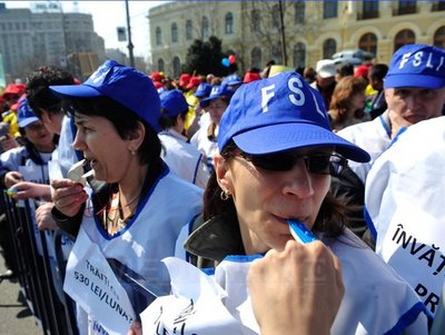 Protestele spontane în fața unor instituții publice ar putea fi interzise prin lege - sindicalistiprotestefsli-1315552989.jpg