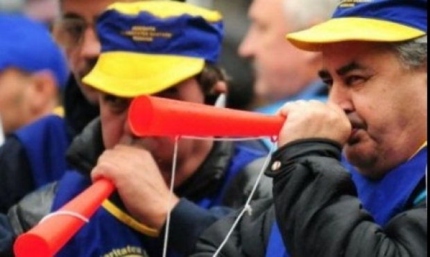 Sindicatele feroviare pichetează Ministerul Finanțelor Publice - sindicaterle-1426005645.jpg