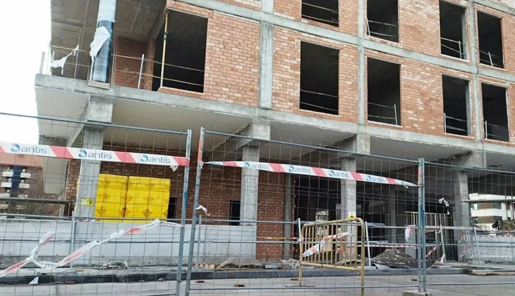 Doi tineri, de 13 și 20 de ani, s-au aruncat în gol de pe un bloc aflat în construcție - sinucidere-1768216101.webp