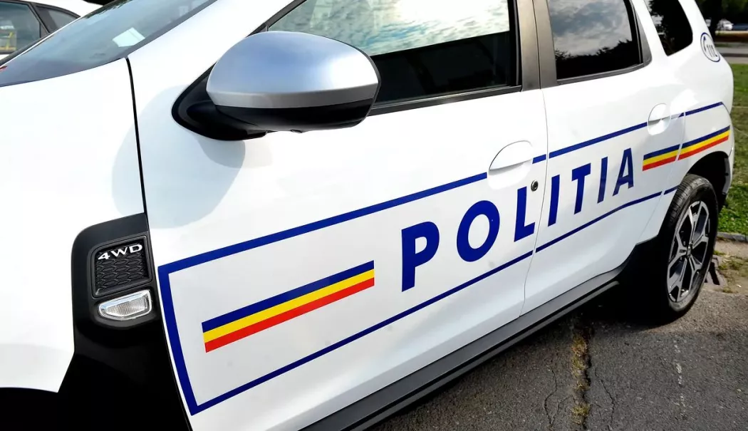 Momente dramatice. Un bărbat a căzut de pe terasa unei clădiri după o oră de negocieri cu salvatorii