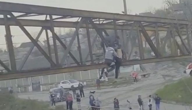 A vrut să se arunce de pe un pod, din dragoste pentru o minoră - sinucigas-1637566300.jpg