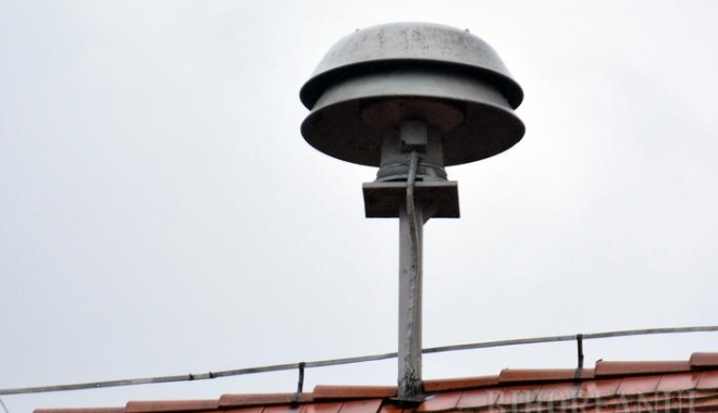 ULUITOR! O sirenă de alarmare nu funcționează, pentru că există riscul să cadă țiglele de pe un acoperiș - sirena7-1509017277.jpg
