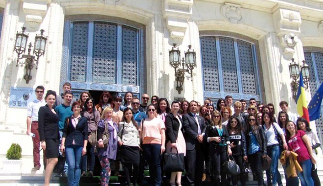Studenți șaguniști, în vizită de studiu la Palatul Parlamentului și la Palatul Cotroceni - sitestudentiisagunisti-1400514608.jpg