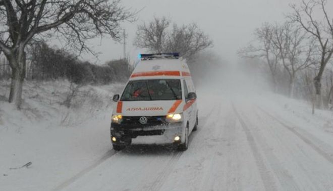 Situații disperate în nămeți! O ambulanță cu doi copii, blocată de la 3 dimineața în șanț - situatiidisperate-1519801744.jpg