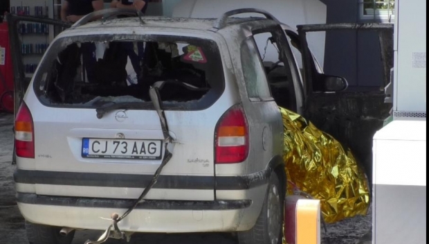 TÂNĂR ARS DE VIU CHIAR ÎN BENZINĂRIE! Pompierii i-au găsit trupul pe bancheta din spate a autoturismului - siucideremasinaarsa068300700-1527662914.jpg