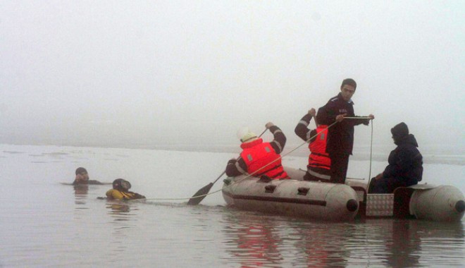 Au fost reluate căutările tânărului înecat în lacul Siutghiol - siutghiolinecatimediafaxfotoflor-1340703895.jpg