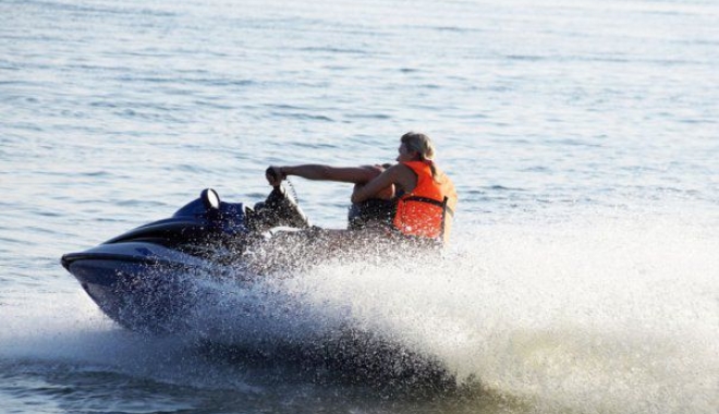 În pericol de înec după ce s-a aventurat cu skijet-ul în mare. Intervine ELICOPTERUL SMURD - skijet-1502464561.jpg