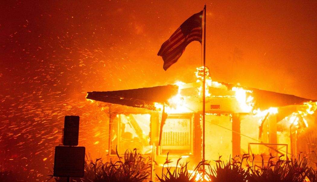 Cinci morţi în incendiile din Los Angeles. Centrul Hollywood-ului a fost evacuat