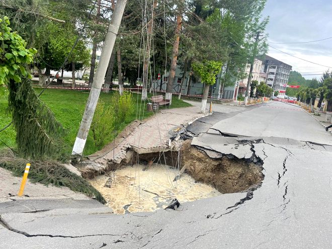 Pericolul continuă la Slănic Prahova. Raed Arafat cere evacuarea altor persoane - slanic-prahova-1714656096.jpg