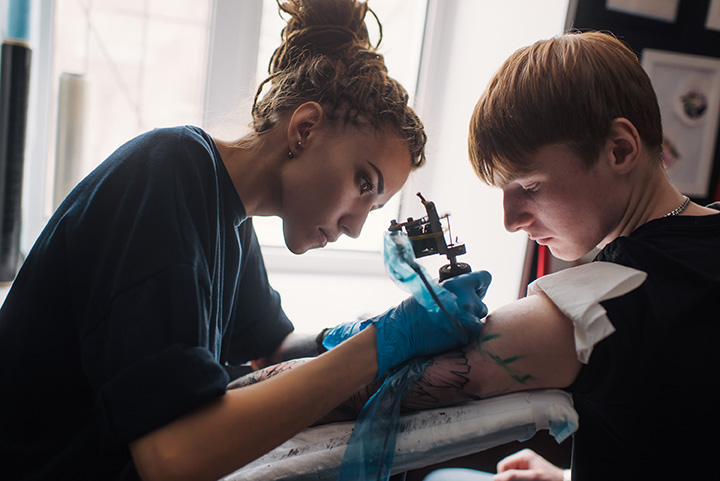 Ministerul Sănătății: Reguli noi pentru saloanele de înfrumusețare și cele de tatuaj - slaon-tatuaje-1716298798.jpg