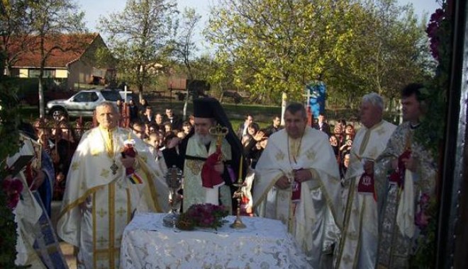 BOR: Nunțile vor avea loc doar în biserică. Patriarhia interzice slujba în aer liber - slujba-1362155000.jpg