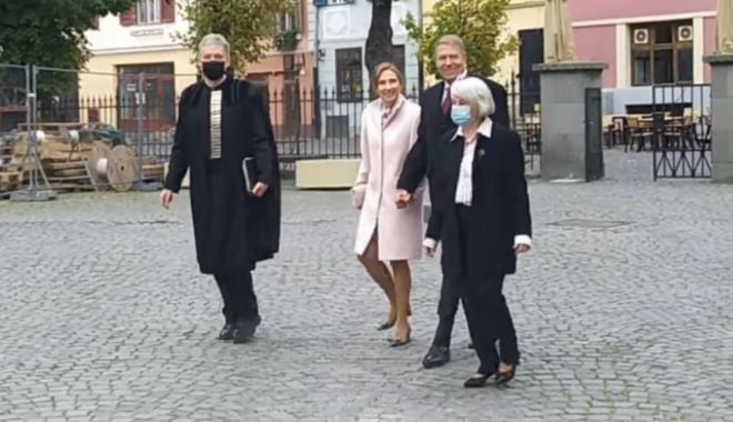 Klaus Iohannis s-a dus la slujbă, la biserică. Presa „neinvitată” a fost ținută afară - slujba-1633862360.jpg