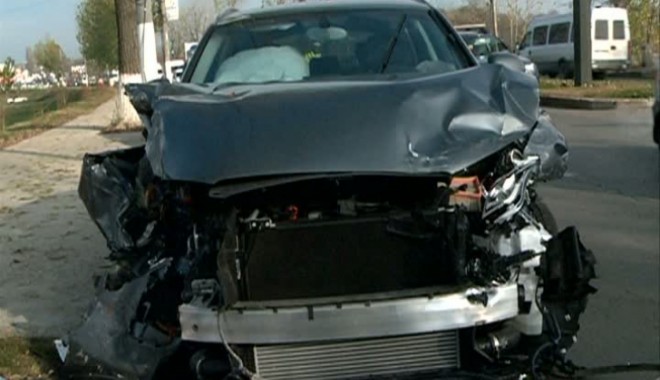 Galerie FOTO / Vezi aici cum arată mașina lui Smiley după accident - sm431562700-1354717479.jpg