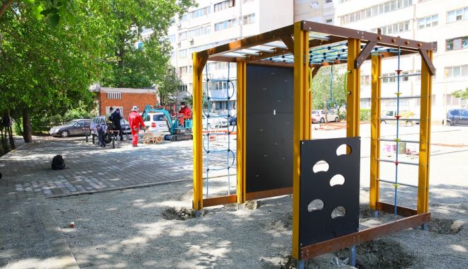 Lucrările de amenajare a locurilor de joacă din Constanța continuă - sm51-1591188470.jpg