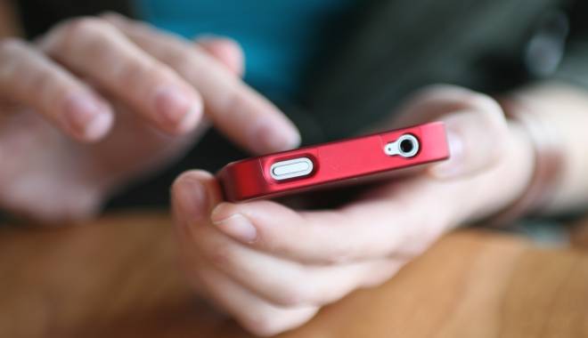 Responsabilii iranieni, privați de smartphone-uri, de teama spionajului informatic la negocierile din dosarul nuclear - smartphone-1434201412.jpg