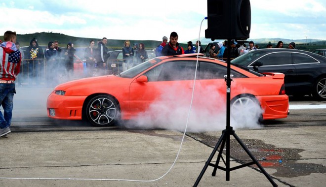 Șmecherul care făcea drifturi pe Tomis a primit o amendă record - smecherpozabuna-1412184718.jpg