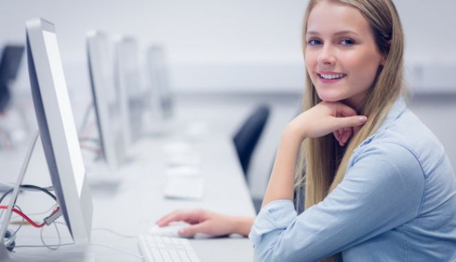 MEC lansează primul program integrat de public speaking pentru elevii și studenții din România - smilingstudentworkingcomputeruni-1586443479.jpg