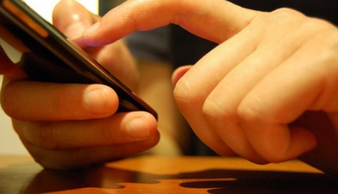 Românii aplică la job-uri din mers! 3.000 de persoane aplică zilnic la un job folosind telefonul mobil - sms50288500-1363768201.jpg