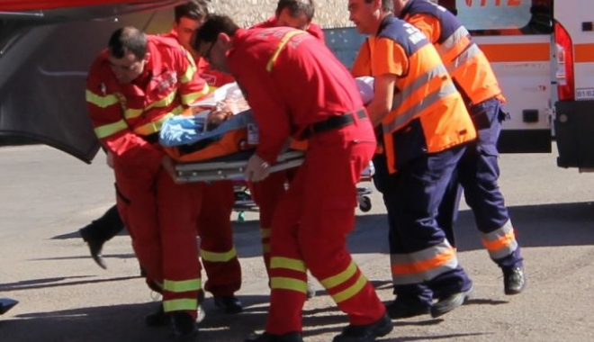 O mașină a căzut în gol 6 metri. Patru victime în urma accidentului - smurd-1486904642.jpg