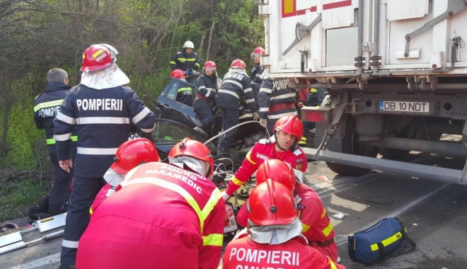 ACCIDENT RUTIER GRAV / CEL PUȚIN PATRU PERSOANE AU MURIT - smurd-1493040504.jpg