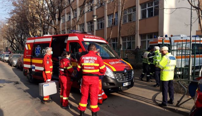 O școală a fost evacuată. 15 copii au fost transportați la spital - smurd-1579619304.jpg