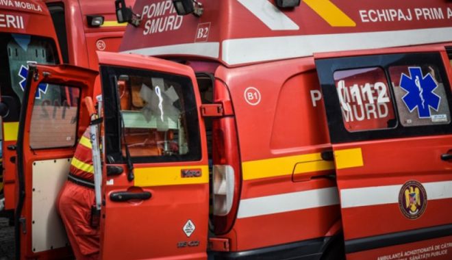 Accident grav de Paște. Un bărbat fără permis a intrat cu mașina într-un stâlp, 3 persoane au ajuns la spital - smurd-1587366179.jpg