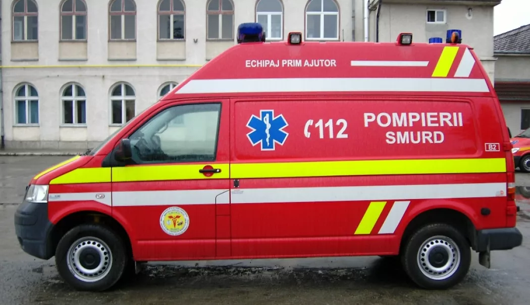 Accident violent. Pietoni răniți pe refugiu după impactul dintre o mașină și tramvai - smurd-1773924845.webp