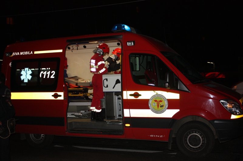 Mașină răsturnată pe Valea Portului. O fată de 20 de ani a fost transportată la spital