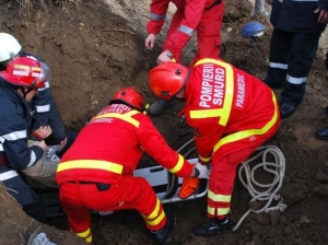 Tragedie pe un șantier din Capitală: Un muncitor a murit după ce a fost prins sub un mal de pământ - smurd112atn-1321102518.jpg