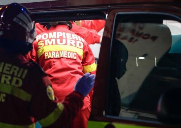 Un autoturism a intrat într-un copac la Coslugea. O victimă a ajuns la spital - smurdnoaptea-1768063724.webp