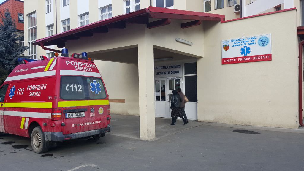 Plan roșu de intervenție la un hotel unde sunt cazați 147 de copii. 15 dintre ei au ajuns la spital - smurdurgentasibiuambulantaspital-1723281276.jpg