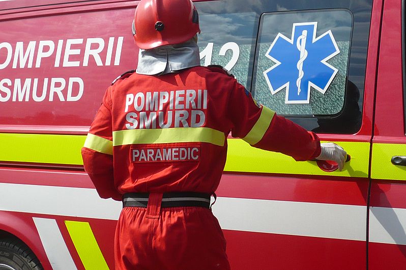Clipe dramatice. Un șofer a fost prins sub munți de piatră după ce camionul lui s-a răsturnat