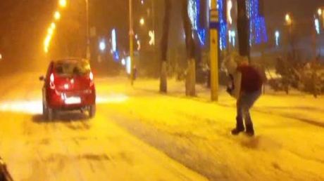 Iarna la Mamaia: Oamenii se dau cu placa prin stațiune VIDEO - snowboard56735400-1327742061.jpg