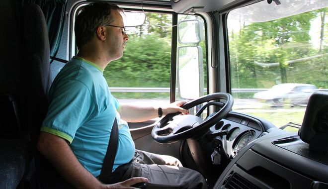Locuri de muncă în străinătate. Se caută manipulanți bagaje și șoferi de camion - sofer-1522430836.jpg