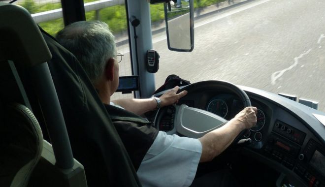 Un şofer de autobuz a făcut infarct când se afla pe traseu - sofer-1628665109.jpg