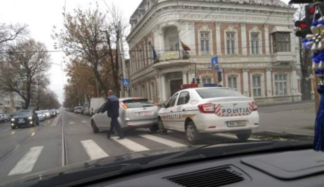 Un șofer a fost trezit de polițiști, după ce a adormit la semafor în prima zi a noului an - sofer-1672683345.jpg