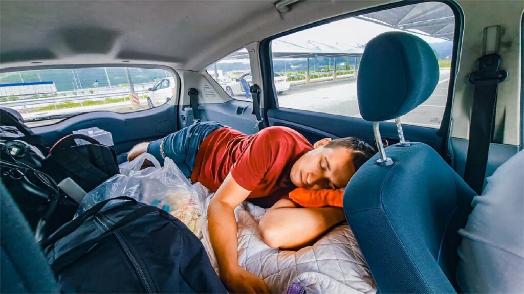 Un șofer doarme în mașină - sofer-1761325544.jpg
