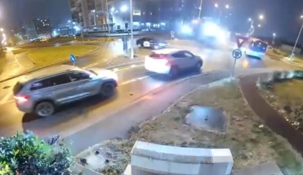Moment surprins în timp ce o mașină 
