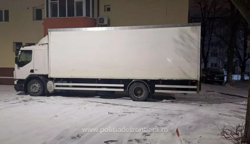 Șofer arestat după ce a transportat produse contrafăcute și țigarete în valoare de peste 7 milioane de lei - sofer-1771945998.webp