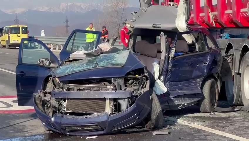 Sfârșit tragic pentru un șofer de 74 de ani. A murit după ce s-a înfipt cu maşina într-un TIR