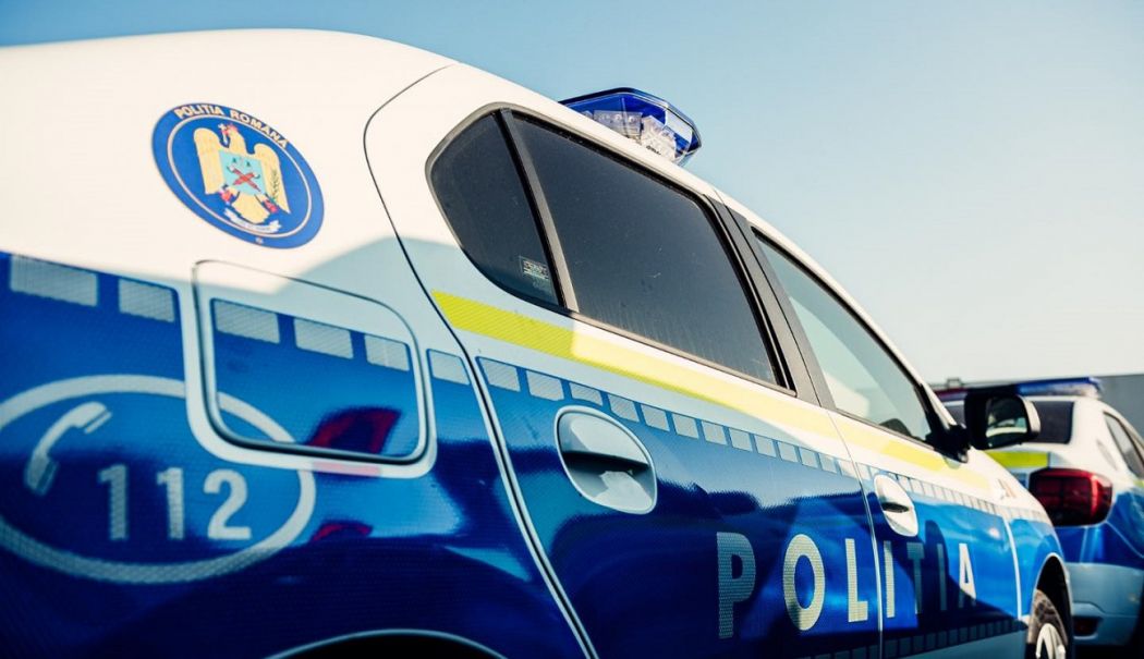 Un şofer a lovit un pieton, apoi pasagerul fără permis a trecut la volan şi a izbit un sens giratoriu