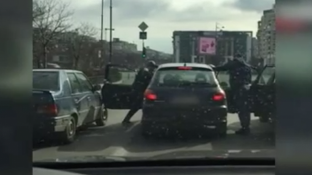 Violență în trafic. Șofer bătut cu pumnii și picioarele - soferbatut36491000-1489335232.jpg