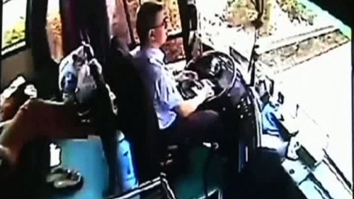 Un șofer de autobuz și-a dat viața pentru a-și salva pasagerii / Video - soferchina94367800-1338643930.jpg