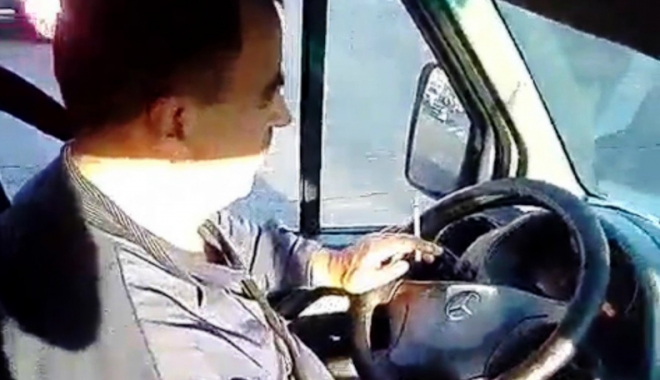 VIDEO. Șofer de maxi-taxi, filmat în timp ce fuma  la volan, în fața a doi elevi de gimnaziu - soferde-1481044658.jpg