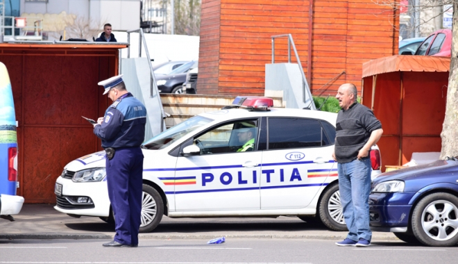 Șoferi inconștienți, lăsați pietoni  după ce au trecut  calea ferată  când venea trenul - soferi-1500565869.jpg