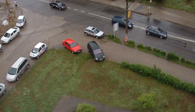 Peste o sută  de șoferi amendați după ce au parcat pe spațiul verde - soferi-1503069671.jpg