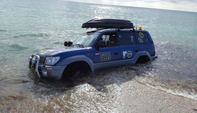 VIDEO. Și-au făcut de cap pe litoral! Cu Jeepul în Marea Neagră - soferi1-1462203682.jpg