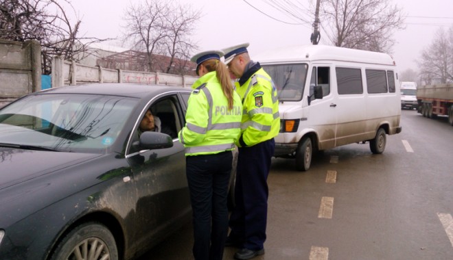Șoferi lăsați fără permis pentru neacordare prioritate pietoni - soferilasatifarapermis-1397060581.jpg