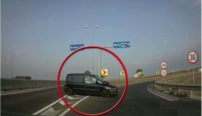 Se grăbea la mare! Şoferiţă filmată în timp ce urcă pe contrasens în mijlocul autostrăzii